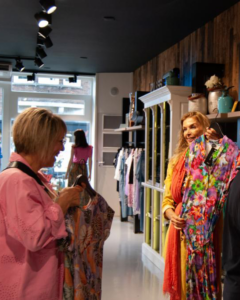 Herma aan het werk met een klant tijdens styling sessie