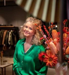 Herma imago-stylist met bloemen tijdens inspirerende workshop voor bedrijven