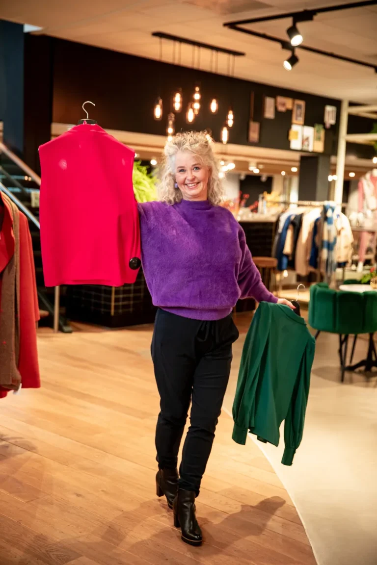 Herma imago-stylist toont kleurrijke outfits als preview van gratis inspiratie en content