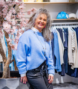 Neem contact top met Herma, imago-stylist met professionele uitstraling in een kledingwinkel