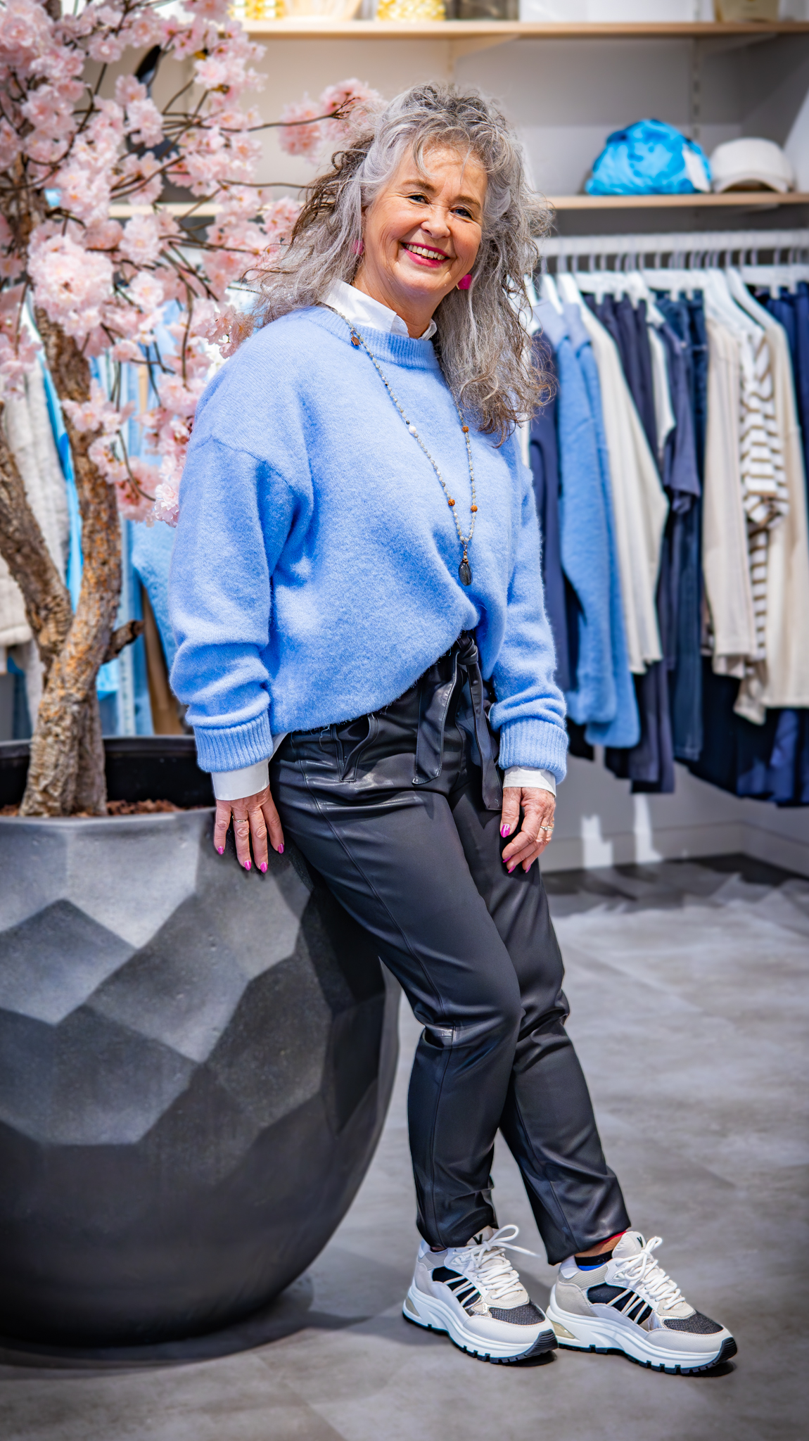 Neem contact top met Herma, imago-stylist met professionele uitstraling in een kledingwinkel