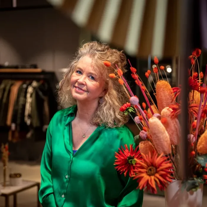 Herma imago-stylist met bloemen tijdens inspirerende workshop voor bedrijven