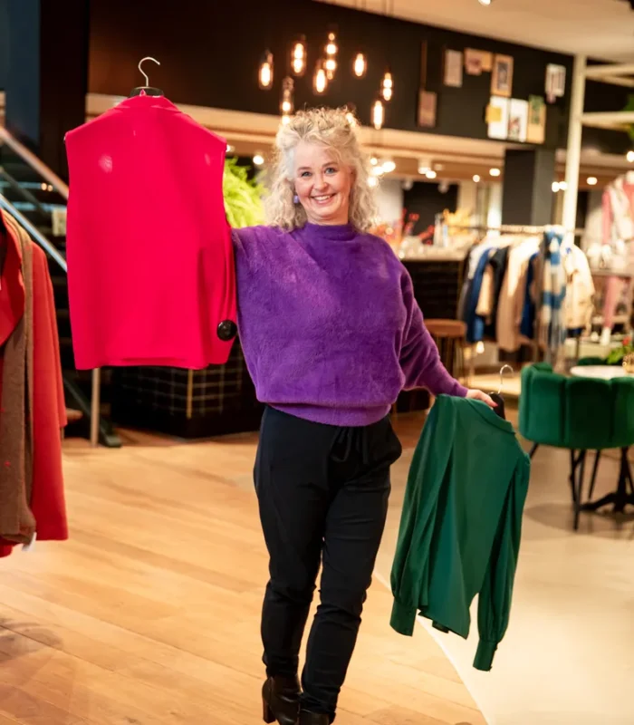 Herma imago-stylist toont kleurrijke outfits als preview van gratis inspiratie en content