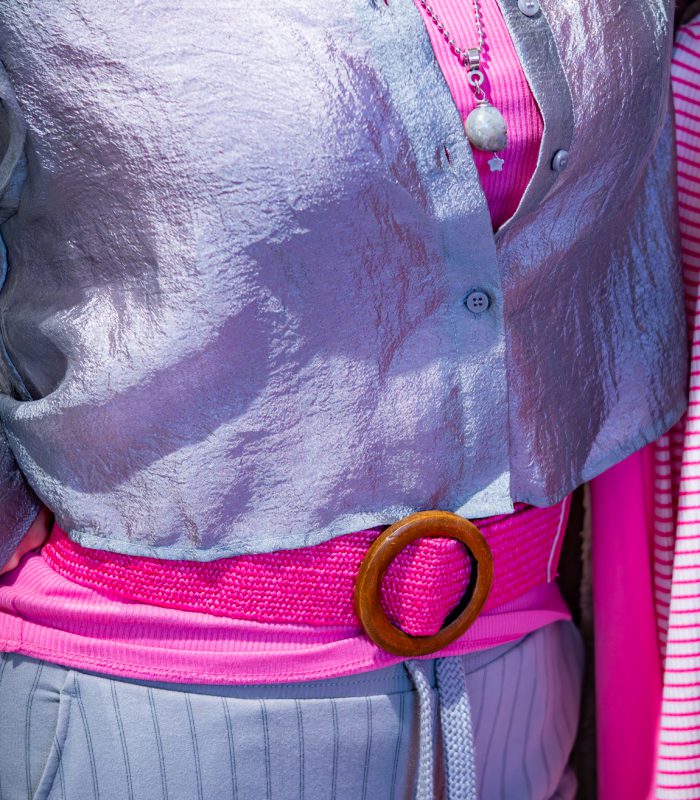 Detailfoto van outfit met opvallende kleur en materiaal