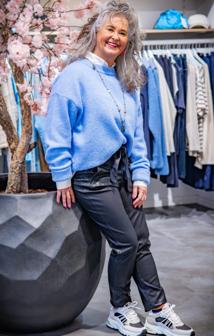 Neem contact top met Herma, imago-stylist met professionele uitstraling in een kledingwinkel