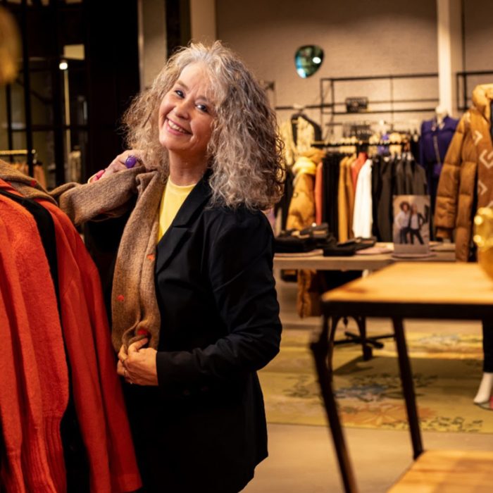 Herma imago-stylist in kledingwinkel tijdens kleur- en stijladvies voor online programma’s